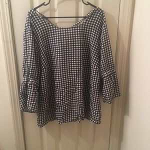 Black and white plain flowy top